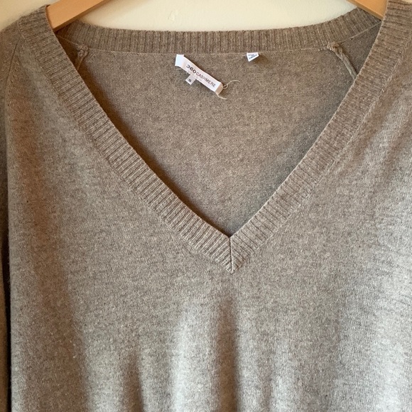V neck sweater from 360 Cashmere - Picture 4 of 6